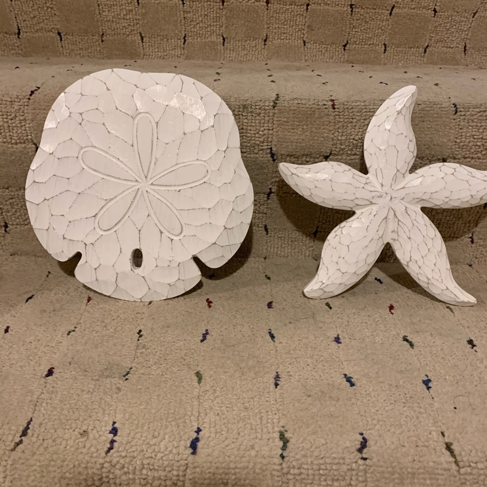 Small wall hangings. I had in a powder room.